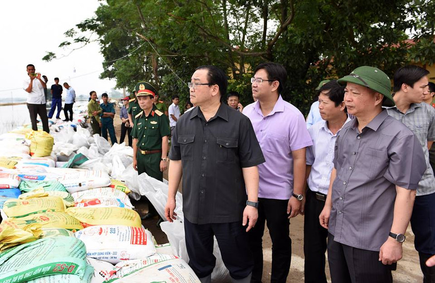 Bí thư Thành ủy Hà Nội Hoàng Trung Hải thị sát đê tả Bùi trên địa bàn xã Thanh Bình, huyện Chương Mỹ (Hà Nội)