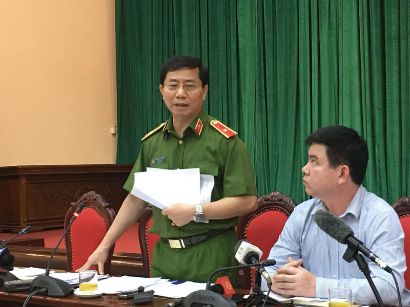 Thiếu tướng Hoàng Quốc Định trả lời báo chí. Ảnh: Trường Phong