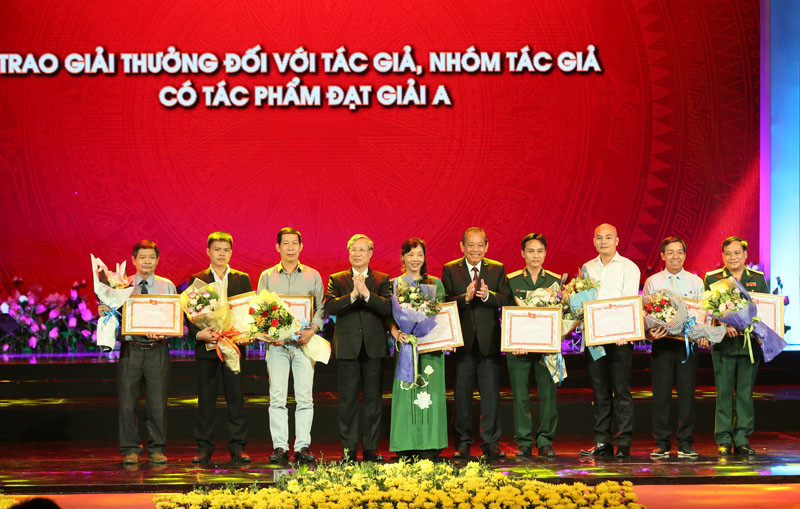 Thường trực Ban Bí thư Trần Quốc Vượng và Phó Thủ tướng Thường trực Chính phủ Trương Hòa Bình trao giải A cho các tập thể, cá nhân. Ảnh: Ngọc Thắng