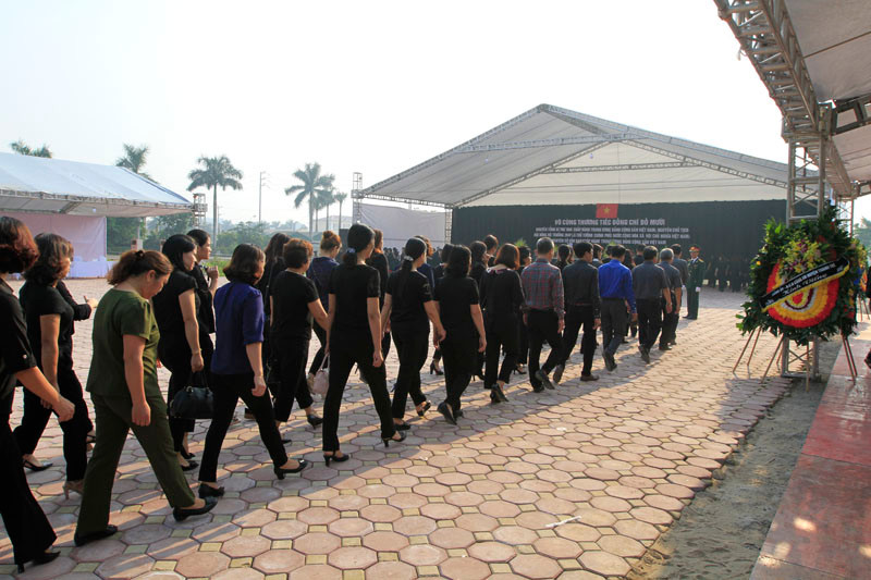 Dòng người viếng nguyên Tổng Bí thư Đỗ Mười tại quê hương Đông Mỹ