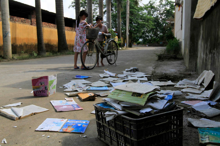Học sinh ở thôn Bùi Xá (Thị trấn Xuân Mai, Chương Mỹ) phơi sách vở bị ngấm nước lũ. Ảnh: Trường Phong