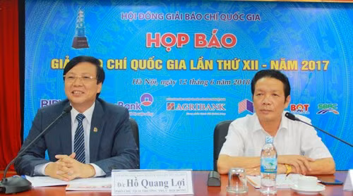 Phó Chủ tịch Thường trực Hội Nhà báo Việt Nam Hồ Quang Lợi và Thứ trưởng Bộ Thông tin Truyền thông chủ trì buổi họp báo