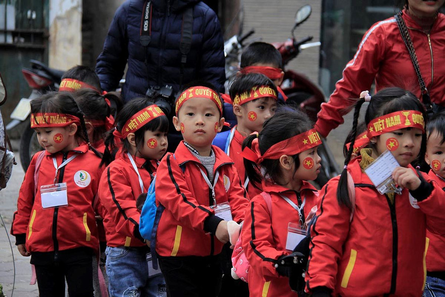 Phố phường Hà Nội rực rỡ trước trận chung kết AFF Cup