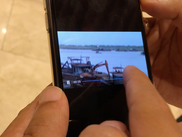 Hai tàu khai thác cát trái phép đang hoạt động trên sông Hồng được ghi lại trong clip