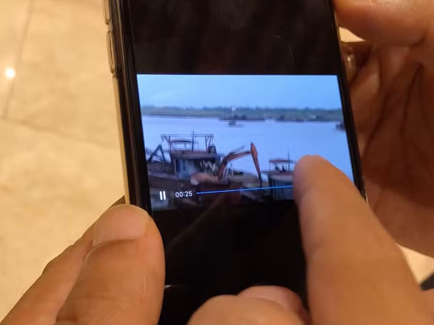 Hai tàu khai thác cát trái phép đang hoạt động trên sông Hồng được ghi lại trong clip