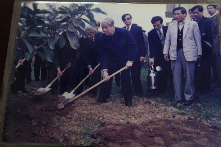 Hình ảnh Cố Tổng Bí thư Đỗ Mười trồng cây đa lưu niệm tại xã Đông Mỹ năm 1996. Ảnh tư liệu.