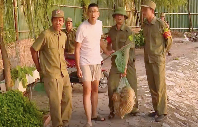 Bắt giữ chó thả rông tại phường Khương Đình (Thanh Xuân). Ảnh: Dân trí