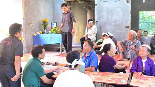 Người thân đau buồn lo hậu sự cho chị H.