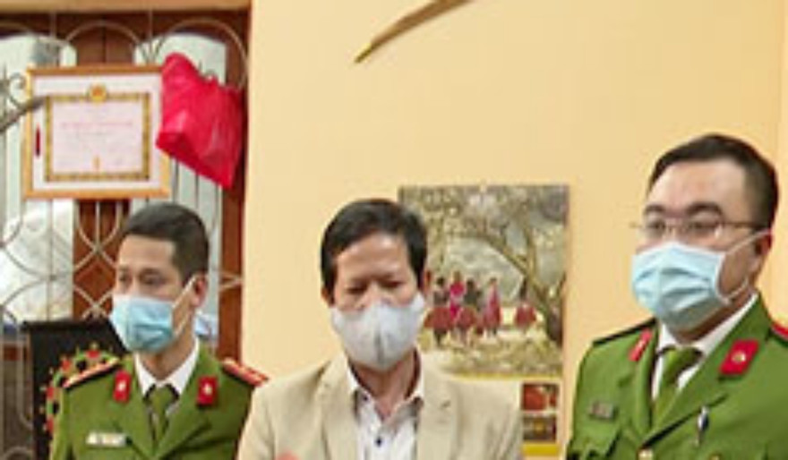 Đối tượng Sa Văn Khuyên (giữa). Ảnh Công an Sơn La