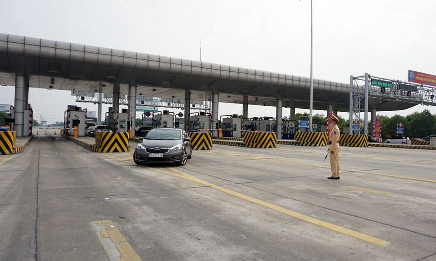 Tổ công tác làm nhiệm vụ trên tuyến cao tốc.