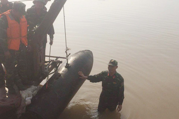 Quả bom dưới chân cầu Long Biên được lai dắt vào bờ chiều qua, 28/11. 