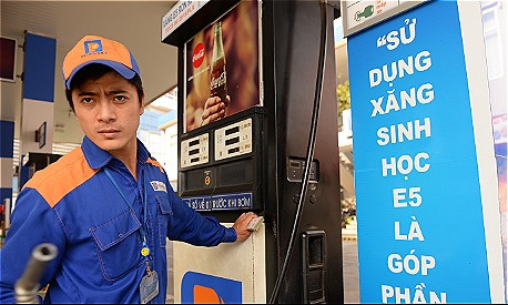 Xăng đang có xu hướng giảm. Ảnh: Hữu Khoa.