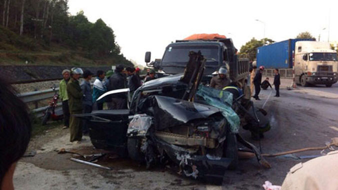 Hiện trường vụ tai nạn loang lổ vết máu. Ảnh: Lam Sơn/ VnExpress