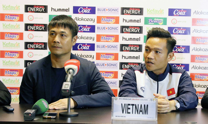 HLV Hữu Thắng và thủ quân Thanh Trung quyết tâm giành kết quả tốt trước Afghanistan.