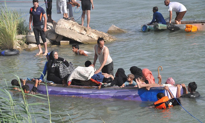 Theo Reuters, từ hôm 23/5, quân đội Iraq mở chiến dịch tấn công nhằm lấy lại thành phố Fallujah đang bị Nhà nước Hồi giáo (IS) chiếm đóng. Có khoảng 50.000 dân thường đang mắc kẹt trong thành phố.