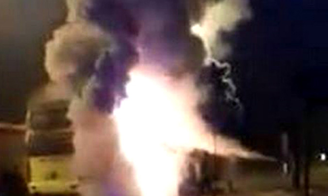 Người dân dùng bình chữa cháy mini dập lửa nhưng bất thành. Ảnh: Cắt từ clip.