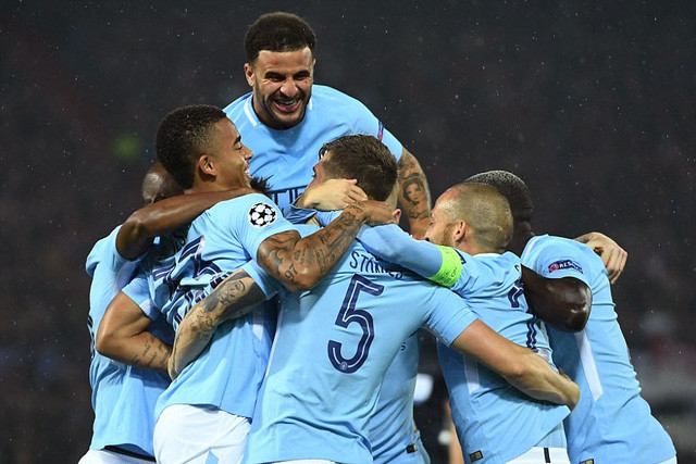 Các cầu thủ Man City ăn mừng sau khi làm tung lưới đối phương.