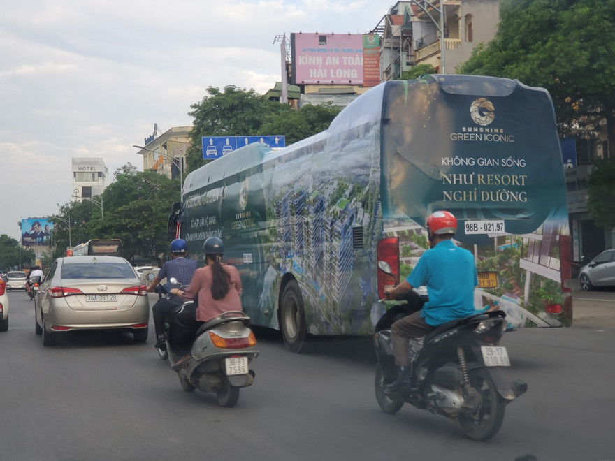 Xe quảng cáo dự án bất động sản rong ruổi trên phố