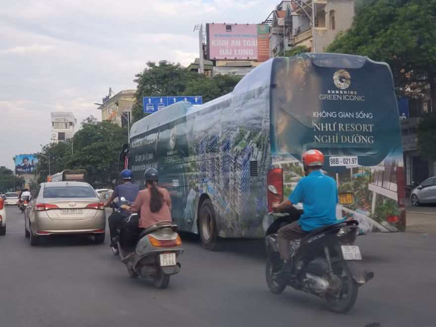 Xe quảng cáo dự án bất động sản rong ruổi trên phố