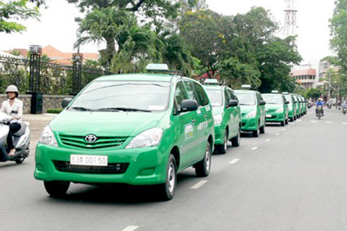 Các hãng taxi đồng loạt giảm giá. Ảnh: GD.