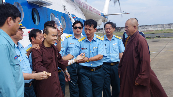 Máy bay của Trung đoàn không quân 917 đưa Đại đức Thích Thánh Thành, trụ trì chùa Song Tử Tây, huyện đảo Trường Sa (Khánh Hòa), bị bệnh nặng về đến sân bay Phan Rang. Ảnh: T.Đ. 