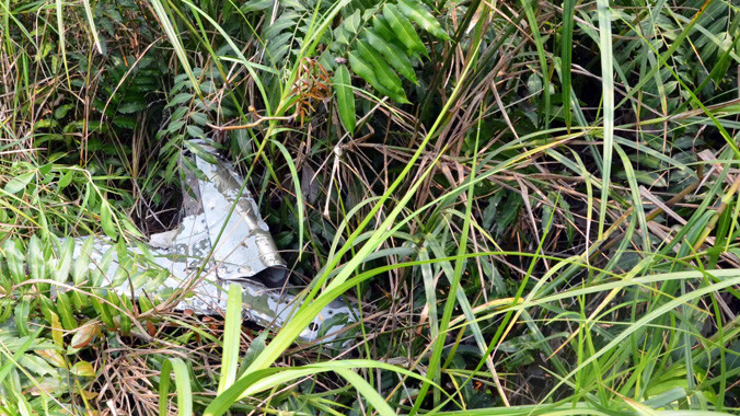 Nhiều mảnh vỡ trực thăng UH – 1 rơi văng xa điểm trực thăng rơi. Ảnh PV.