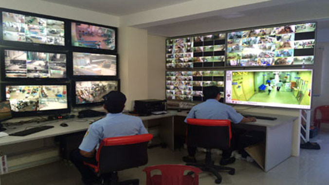 Nhân viên bảo vệ Bệnh viện Chợ Rẫy giám sát an ninh qua camera. Ảnh: Thanh Huyền.