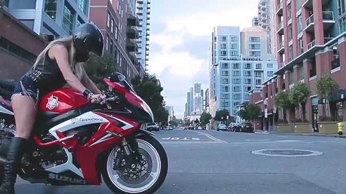 Kiều nữ chân dài miên man 'đốt lốp' Suzuki GSX-R