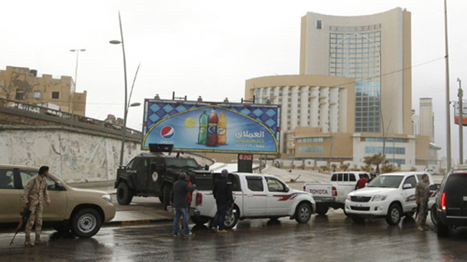 Lực lượng an ninh bao vây khách sạn 5 sao Corinthia ở thủ đô Tripoli sau vụ xả súng. Ảnh: Reuters.