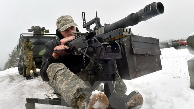 Binh sỹ Ukraine kiểm tra súng phóng lựu đạn tự động UAG-40 gần Goncharivsk ngày 23/1. Nguồn: AFP/TTXVN.