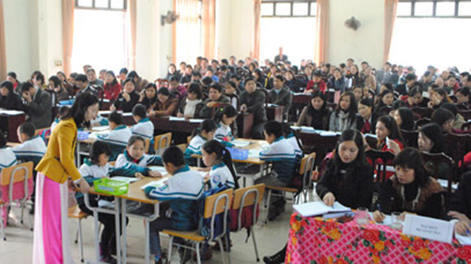 Trước khi tập huấn Thông tư 30, các đại biểu tham gia tiết học mẫu theo mô hình "trường học mới'.