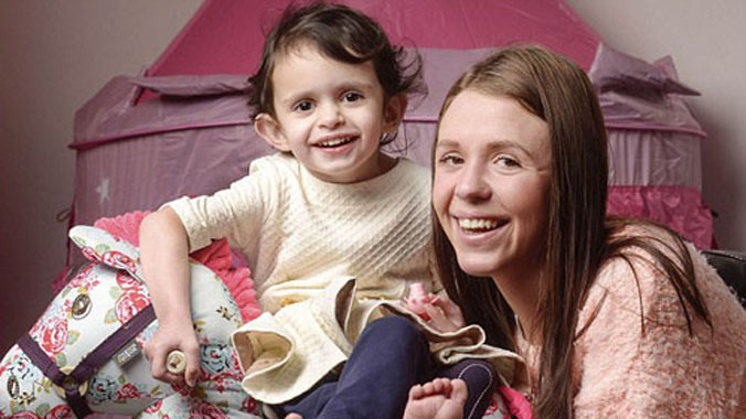 Bé Mina Khan và mẹ. Ảnh: Paul Cooper.