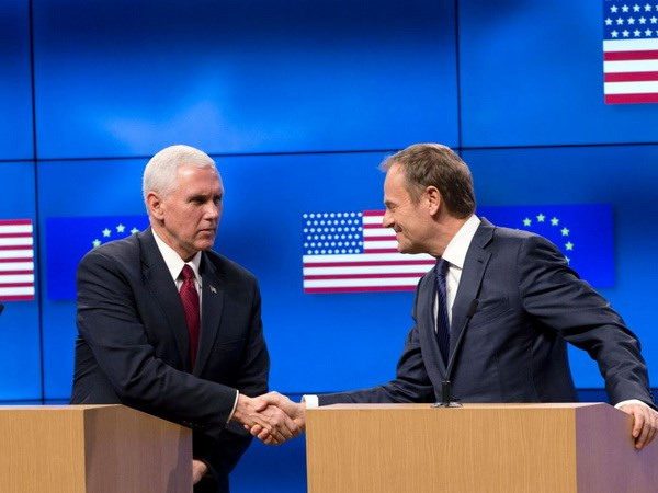 Phó Tổng Mỹ Mike Pence và Chủ tịch Hội đồng châu Âu Donald Tusk. (Nguồn: Reuters)