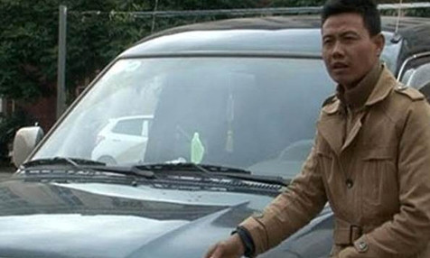 Trần Đức Vương và chiếc xe ô tô vi phạm luật giao thông.