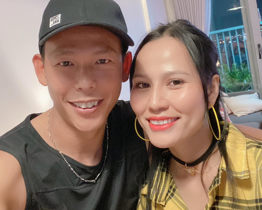 Thủ môn Bùi Tấn Trường và bà xã. 