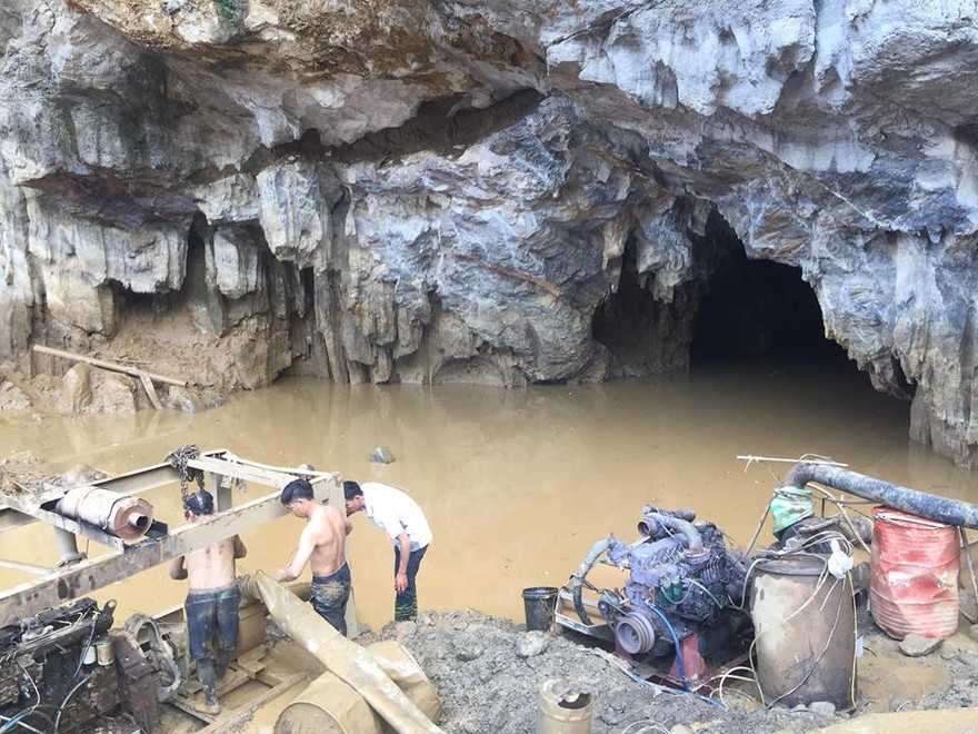 Hòa Bình: Hơn 100 người xuyên đêm bơm nước tìm 2 phu vàng mắc kẹt