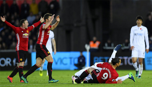 Chân của Ibra đạp vào đầu Leroy Fer khi cả hai ngã xuống trong tình huống dẫn đến thẻ phạt. Ảnh: Reuters.