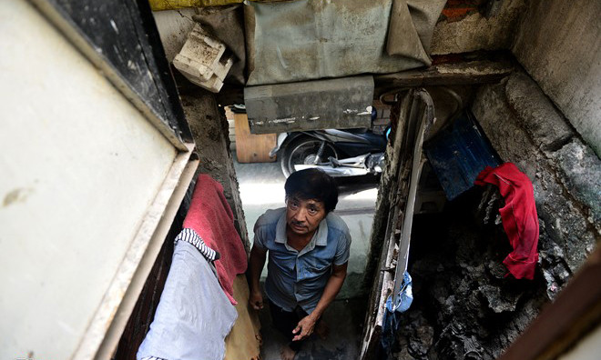 Căn nhà 9 m2 của ông được một mạnh thường quân hứa sẽ thiết kế lại để trời mưa không bị dột, nắng không tạt vào. Ảnh: Lê Quân.