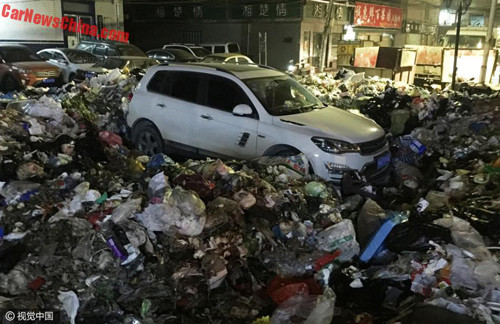 Chiếc Zotye ngập trong rác, tốn 206 USD thuê xe nâng đưa ra ngoài.