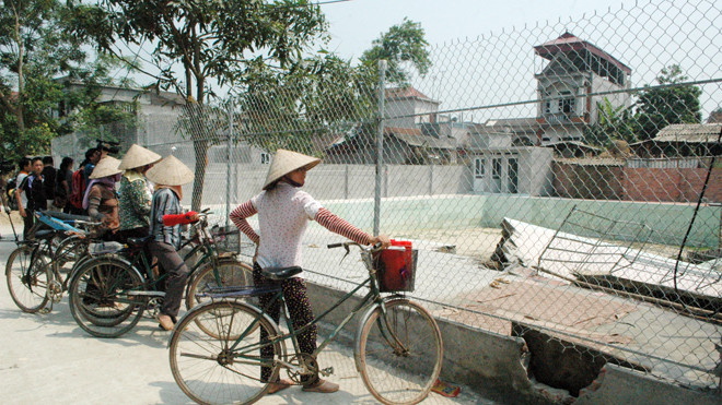 Người dân hiếu kỳ đến xem hiện trường vụ việc sáng 19/4. Ảnh: Tuấn Nguyễn