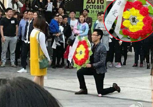 Chàng trai tỏ tình với bạn gái bằng bó hoa đặc biệt. Ảnh: Southcn.