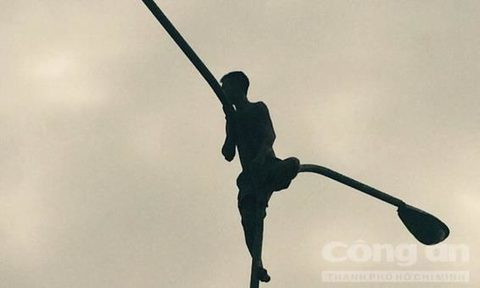 Một học viên trèo lên trụ điện.