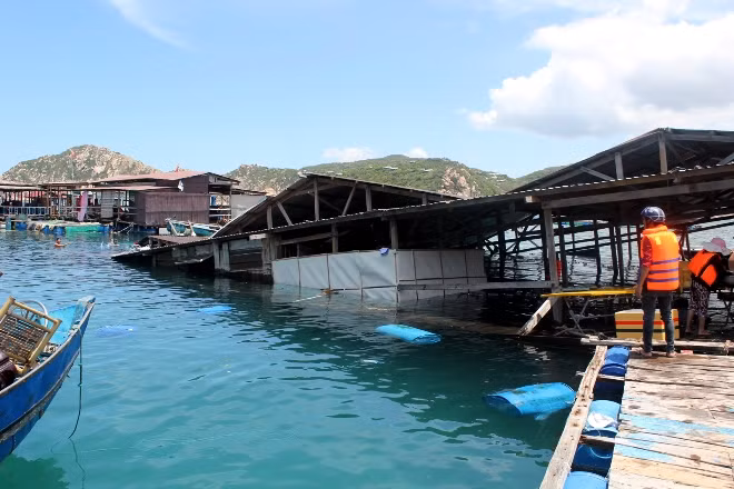 Chỉ một phần đầu của bè Vĩnh Tiến nói với cầu dẫn vào bờ còn nổi lên mặt nước