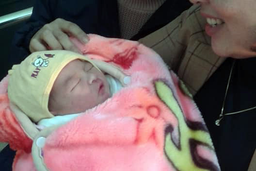 Hình ảnh bé trai bị bỏ rơi được chia sẻ trên mạng xã hội.