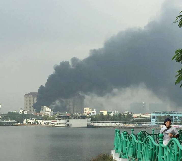 Hình ảnh vụ cháy được người dân chụp lại.