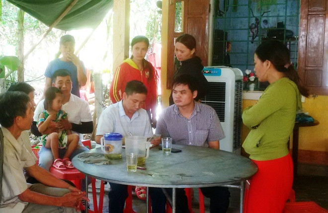 Hàng xóm đến chia buồn cùng gia đình nạn nhân. Ảnh: Zing