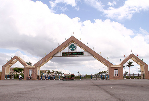 Cổng Đại học Hà Tĩnh, nơi xảy ra hỗn chiến. Ảnh: Đức Hùng.