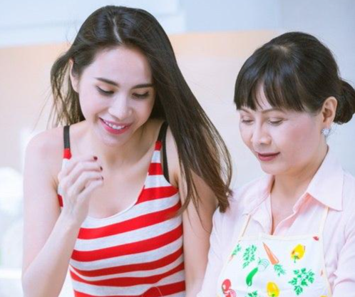 Showbiz 11/7: Ca sĩ Thuỷ Tiên tiết lộ bất ngờ về mẹ ruột, cứ 1-2 ngày lại 'xin tiền'