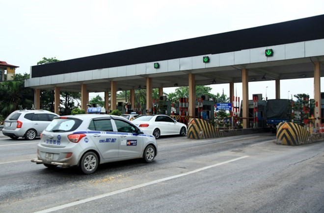 Phương tiện lưu thông qua trạm thu phí Bắc Thăng Long-Nội Bài. (Ảnh: Việt Hùng/Vietnam+) 