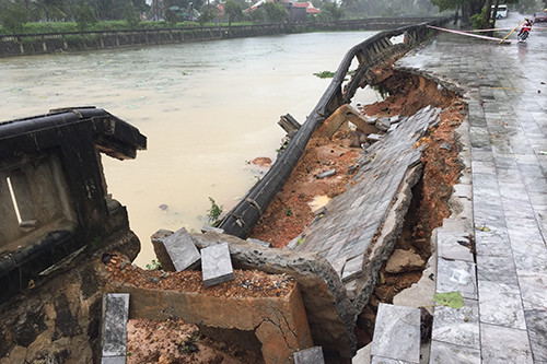 Đoạn bờ kè bị sạt lở